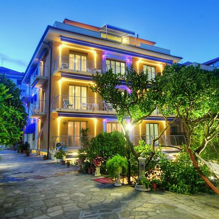 Hotel Villa Delibera Вараце Екстериор снимка