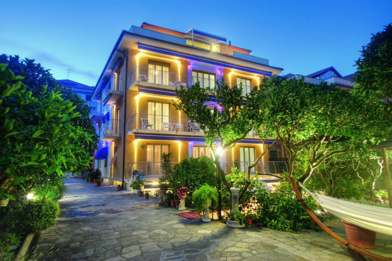 Hotel Villa Delibera Вараце Екстериор снимка