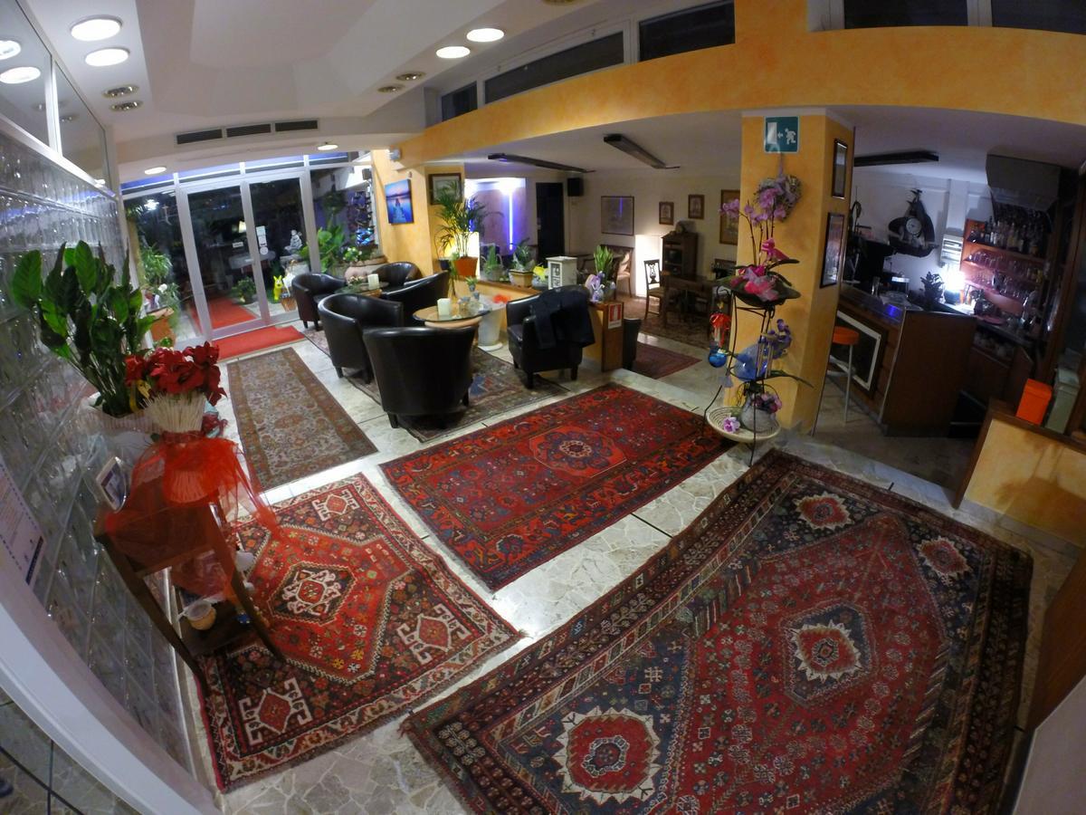 Hotel Villa Delibera Вараце Екстериор снимка
